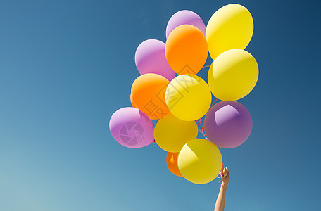 蓝天上彩色氦气球图片