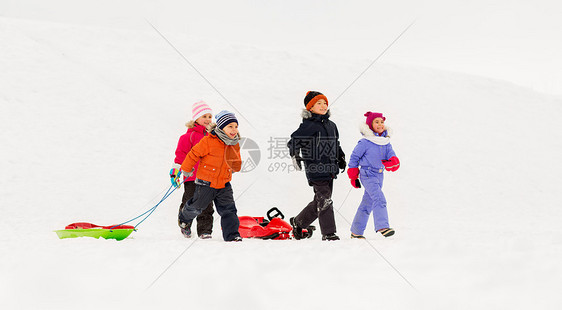 童,雪橇季节群快乐的孩子冬天带着雪橇快乐的小孩子冬天带着雪橇图片