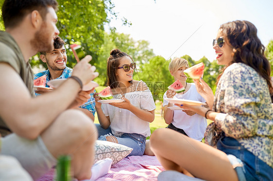 友谊休闲食物群快乐的朋友夏季公园野餐时吃西瓜快乐的朋友夏天野餐时吃西瓜图片