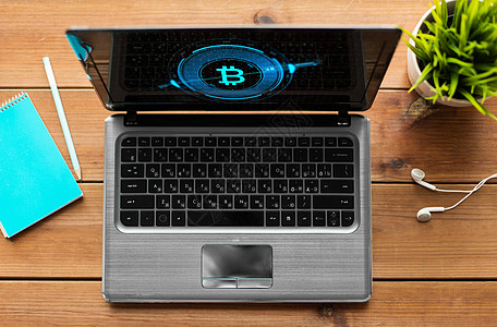 加密货币,金融,商业技术笔记本电脑与比特币符号屏幕上屏幕上比特币符号的笔记本电脑图片