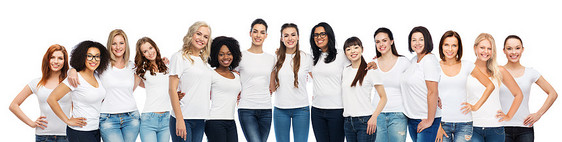 友谊,多样化,身体积极人的群快乐的同大小的女人穿着白色T恤拥抱群穿着白色T恤的快乐同的女人图片