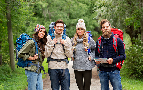 旅行,旅游,徒步旅行人们的快乐的朋友旅行者带背包路上的树林朋友旅行者用背包徒步旅行图片