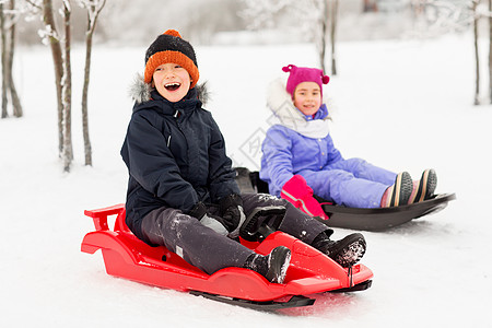 童,雪橇季节快乐的孩子冬天滑雪橇快乐的小孩子冬天滑雪橇图片