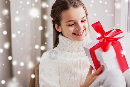 童,寒假人们的快乐的美丽女孩与诞礼品盒家里快乐的美丽女孩家里送诞礼物图片