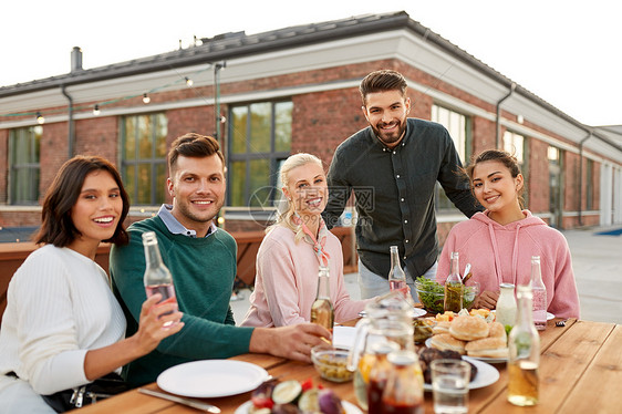 休闲人们的快乐的朋友与饮料,烧烤晚餐聚会屋顶快乐的朋友屋顶上喝饮料烧烤聚会图片