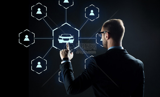 商业,租赁服务未来的技术商人与虚拟全息的汽车共享黑色背景拥汽车共享虚拟全息图的商人图片