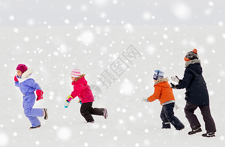 童,休闲季节的群快乐的孩子穿着冬天的衣服户外玩耍快乐的小孩子冬天户外玩耍图片