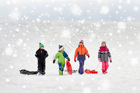 童,雪橇季节群快乐的孩子冬天户外玩雪橇快乐的小孩子冬天玩雪橇图片