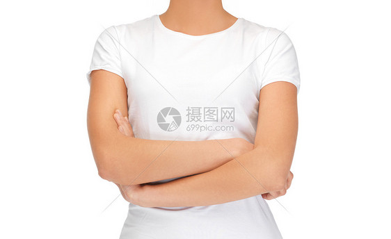 服装女权主义自信的女人穿着空白的白色t恤,手臂交叉胸前自信的女人穿着白色T恤图片