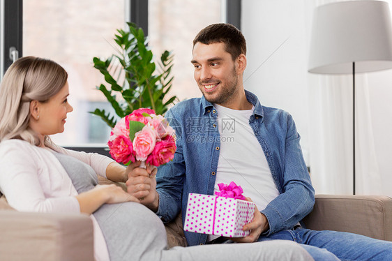 节日,怀孕问候的快乐的男人家里给孕妇送花男人家给孕妇送花图片
