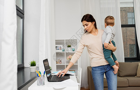 母亲,多任务,家庭技术母亲与婴儿,笔记本电脑文件工作家里母亲带着孩子笔记本电脑家工作图片