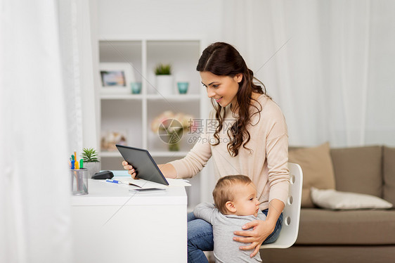多任务,教育,母亲技术快乐的母亲学生与婴儿平板电脑电脑家里学母亲学生带着婴儿平板电脑家图片