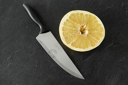 食物,水果健康的饮食切碎的柠檬菜刀石板桌把切碎的柠檬刀子放桌子上图片