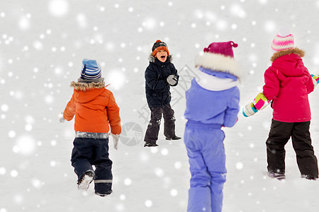 童,休闲季节的群快乐的孩子冬天户外玩耍快乐的小孩子冬天户外玩耍图片