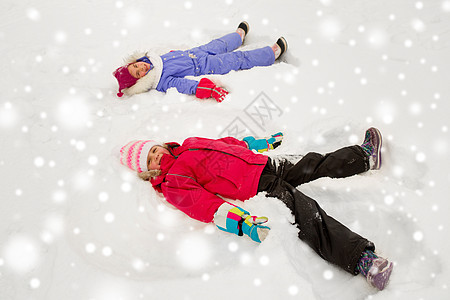 童,休闲季节的快乐的小女孩穿着冬天的衣服,户外雪天快乐的小女孩冬天雪天图片