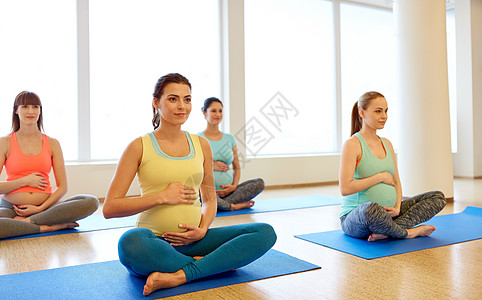怀孕,运动,健身,人健康的生活方式群快乐的孕妇健身房里莲花姿势瑜伽快乐的孕妇健身房锻炼瑜伽图片