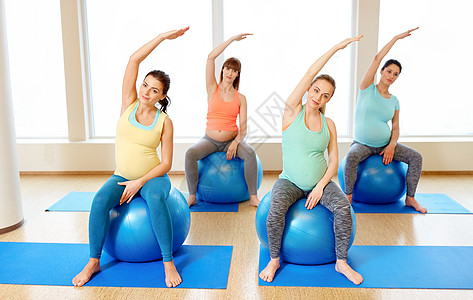 怀孕,运动,健身健康的生活方式群快乐的孕妇健身房用运动球训练孕妇健身房用运动球训练图片