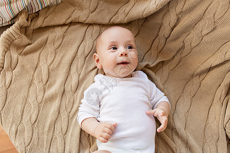 婴儿期,童人的可爱的小男孩躺针毛毯上可爱的小男孩躺针毛毯上图片
