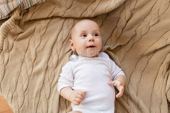 婴儿期,童人的可爱的小男孩躺针毛毯上可爱的小男孩躺针毛毯上图片