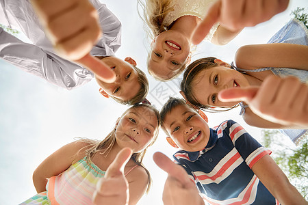 童,友谊手势群微笑快乐的孩子圆圈里竖大拇指快乐的孩子们竖大拇指围成圆圈图片