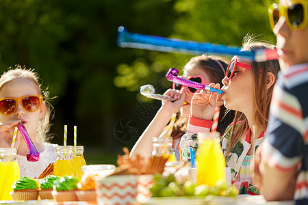 生日,童庆祝快乐的孩子角夏天玩得开心孩子们夏天生日时派喇叭图片