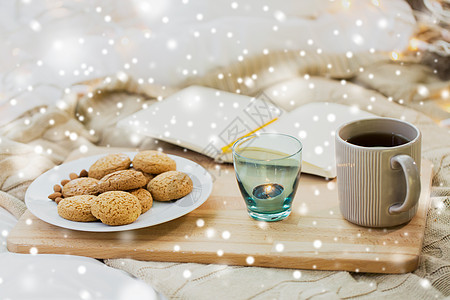 食物,冬季燕麦饼干,茶,日记蜡烛家里的雪上饼干,茶蜡烛家雪上图片