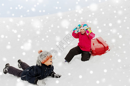 童,雪橇季节快乐的孩子与雪橇下山冬天快乐的孩子们冬天带着雪橇下山图片