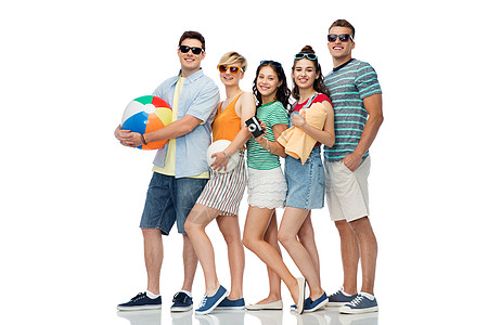 暑假人们的群快乐的微笑朋友戴着太阳镜,带着沙滩球排球毛巾白色背景的照相机快乐的朋友与海滩夏季配件图片