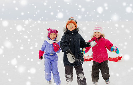童,休闲季节的群快乐的孩子穿着冬天的衣服户外玩耍快乐的小孩子冬天户外玩耍图片