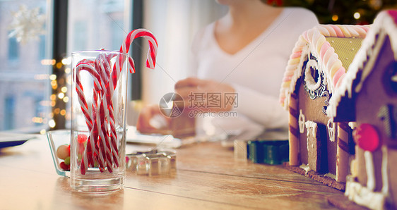 节日糖果糖果罐姜饼屋家里的诞灯背景糖果罐头姜饼屋图片