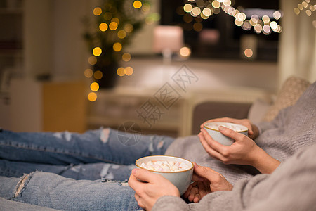潮湿,休闲诞节的亲密的夫妇喝热巧克力与棉花糖家亲密的夫妇家里喝热巧克力图片