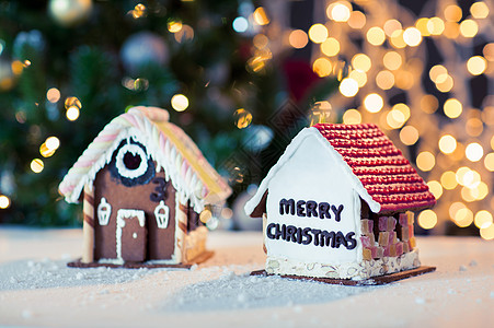 假日,诞节,烘焙糖果美丽的姜饼屋白色表与波克灯背景诞姜饼屋图片
