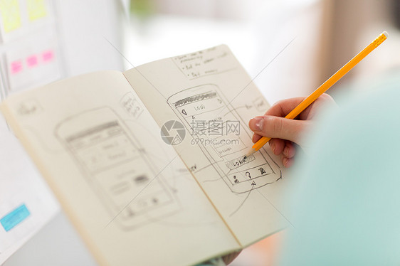技术,用户界人的UI师开发人员办公室的笔记本上绘制智能手机草图用户界草图笔记本上的UI师图片