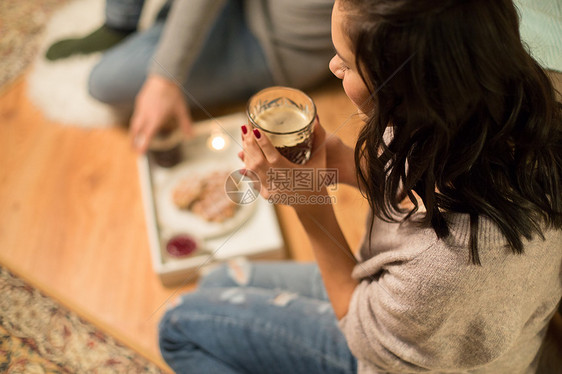 在家里吃华夫饼喝咖啡的女人图片