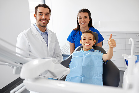 医学,牙科医疗保健快乐的牙医,助理儿童病人牙科诊所竖大拇指牙医男孩牙科诊所竖大拇指图片