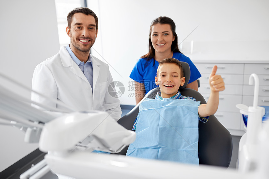 ‘~医学,牙科医疗保健快乐的牙医,助理儿童病人牙科诊所竖大拇指牙医男孩牙科诊所竖大拇指  ~’ 的图片