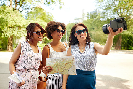旅游,旅游技术快乐的妇女与城市指南记录视频博客夏季公园相机旅行录制视频博客的女图片
