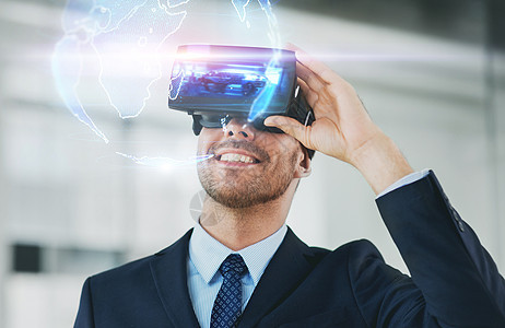 商业,技术增强现实商人与VR耳机地球全息图办公室办公室配备虚拟现实耳机的商人图片