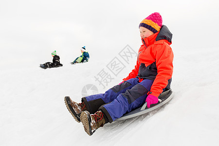 童,雪橇季节快乐的女孩冬天其他孩子乘雪橇滑下雪山快乐的孩子们冬天乘雪橇下山图片