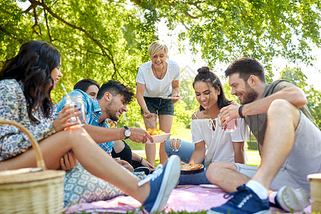 友谊休闲群快乐的朋友,夏天的公园野餐时含酒精的饮料食物公园野餐时带着饮料食物的朋友图片
