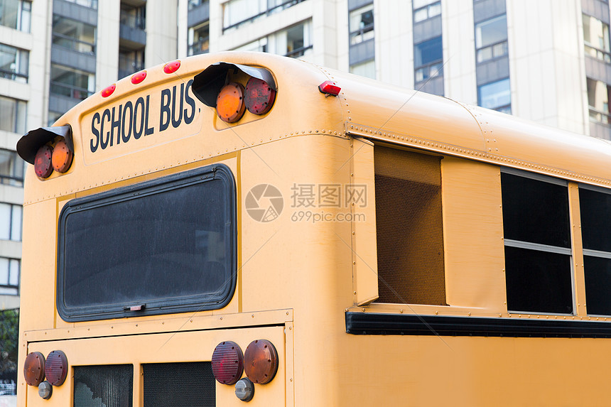 ~交通车辆校车城市街道上的未注明日期的美国城市街道上美国校车  ~