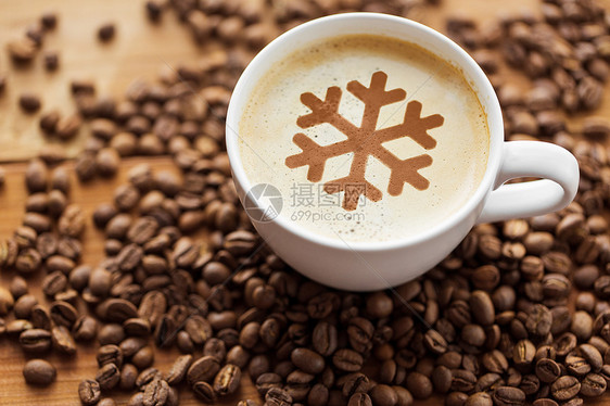 寒假热饮咖啡杯与雪花模板图片烤豆木桌上带雪花烤豆的咖啡杯图片