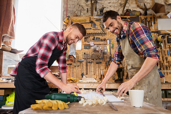 专业,木工,木工人的两个木匠与尺子测量蓝图车间车间尺子蓝图的木匠图片