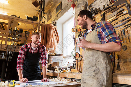 专业,木工,木工人的两个木匠与尺子测量蓝图喝咖啡车间车间里尺子咖啡的木匠图片
