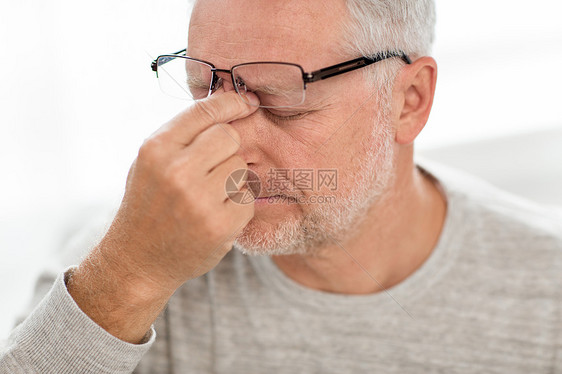 压力,老人人的接近老人戴眼镜头痛按摩鼻梁戴眼镜的老人按摩鼻梁图片