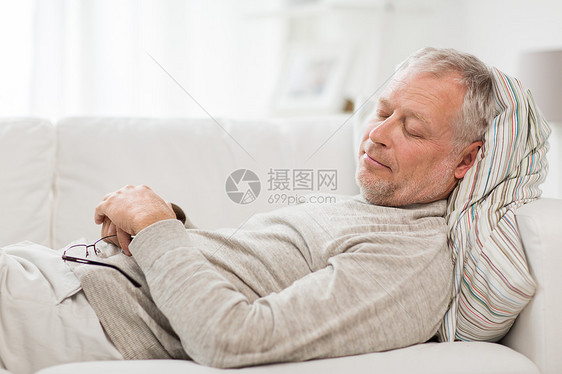 老休息舒适人的老人睡家里的沙发上老人睡家里的沙发上图片