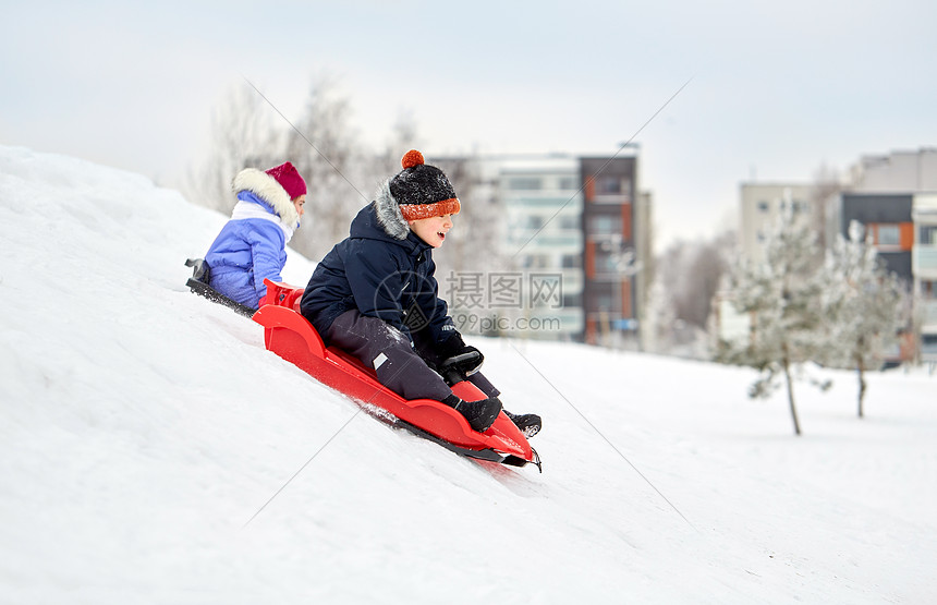 童,雪橇季节快乐的孩子们冬天乘雪橇滑下雪山冬天,孩子们乘雪橇滑下雪山图片