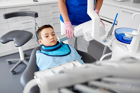 医学,牙科医疗女牙医与X光机扫描儿童病人牙齿牙科诊所牙医牙科诊所儿童牙齿的X光图片