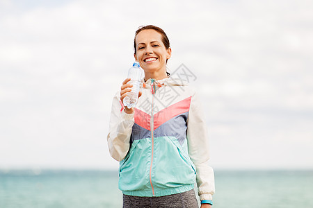 健身,运动健康的生活方式妇女海边锻炼后饮水女人海边锻炼后喝水图片