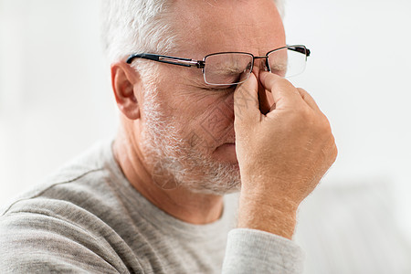 压力,老人人的接近老人戴眼镜头痛按摩鼻梁戴眼镜的老人按摩鼻梁图片